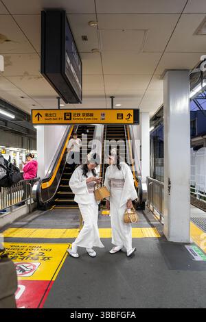 Kyoto, Giappone, ragazze giapponesi in costumi tradizionali nazionali Foto Stock