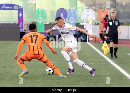 Non esclusiva: Il difensore Vinicius Tobias (L) dello Shakhtar Donetsk e il centrocampista Vladyslav Kabaiev della Dinamo Kiev sono in campo durante il 2024 Foto Stock