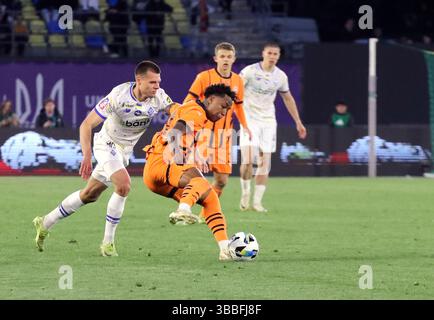 Non esclusiva: Il centrocampista Kevin (R) del FC Shakhtar Donetsk e l'attaccante Mykola Mykhailenko del FC Dynamo Kyiv sono in azione durante l'ucraino 2024/25 Foto Stock