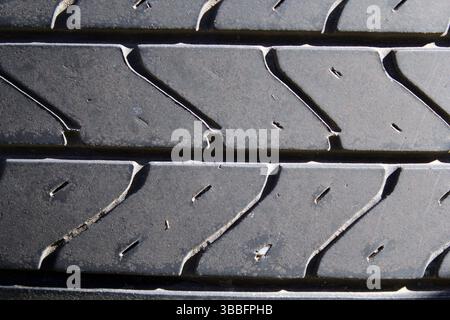Primo piano sfondo testurizzato di uno pneumatico nero Foto Stock