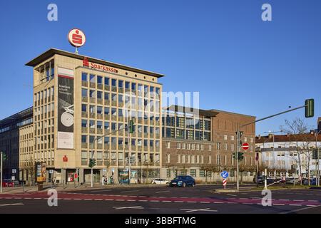 Sede principale Sparkasse Saarbruecken, architettura moderna, edifici in mattoni, attraversamento di semafori, cielo blu, senza nuvole, attraversamento tra Saaruferstrass Foto Stock
