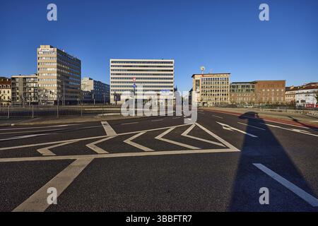 HDI Haftpflichtverband der Deutschen industrie, sede centrale di Sparkasse, architettura moderna, architettura in mattoni, cielo blu, senza nuvole, rotatoria, Steng Foto Stock