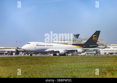 Aeroporto di Colonia/Bonn. Aereo di fronte al terminal. Numero di registrazione degli aeromobili N575UP, Boeing 747-44AF, UPS. Colonia, Renania settentrionale-Vestfalia, Germania Foto Stock