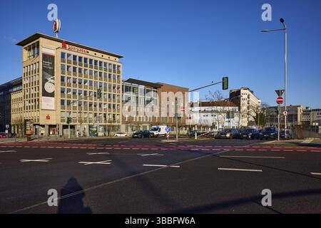 Sede centrale di Sparkasse Saarbruecken, architettura moderna, edifici in mattoni, lanterna, attraversamento a semaforo, cielo blu, nuvoloso, attraversamento tra Saaru Foto Stock