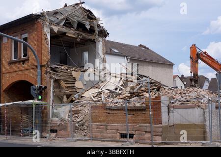 Una vecchia casa è in fase di demolizione, escavatore, mercato immobiliare Foto Stock