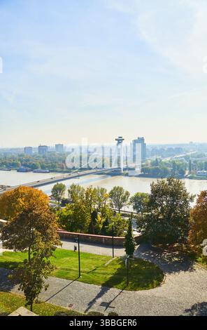 Slovacchia, Bratislava - 8 ottobre 2022: Vista dall'alto del Ponte della rivolta Nazionale Slovacca e del Danubio Foto Stock