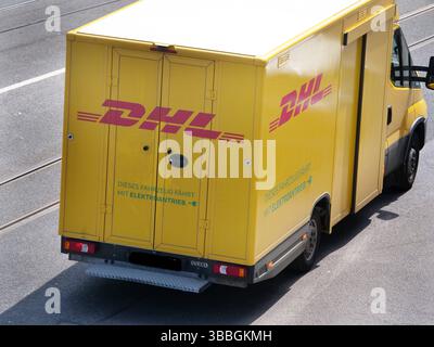 DHL Paketfahrer bei der Auslieferung. DHL *** corriere DHL consegna DHL Foto Stock