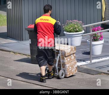 DHL Paketfahrer bei der Auslieferung. DHL *** corriere DHL consegna DHL Foto Stock