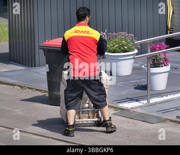 DHL Paketfahrer bei der Auslieferung. DHL *** corriere DHL consegna DHL Foto Stock