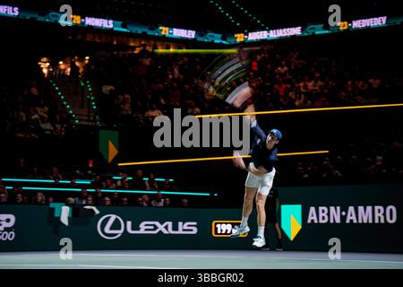 Rotterdam, Paesi Bassi. 14 febbraio 2024. ROTTERDAM, PAESI BASSI - 14 FEBBRAIO: L'olandese Botic van de Zandschulp partecipa al primo turno maschile contro Jannik Sinner d'Italia durante il giorno 3 dell'ABN AMRO Open 2024 al Rotterdam Ahoy il 14 febbraio 2024 a Rotterdam, Paesi Bassi. (Foto di Rene Nijhuis/Agenzia BSR) credito: Agenzia BSR/Alamy Live News Foto Stock
