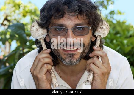 Uomo europeo ritratto divertente con funghi macrolepiota procera Foto Stock