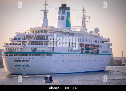 Wismar, Germania. 1° maggio 2025. La nave da crociera MS "Deutschland" naviga verso il porto in mattinata. L'ex nave da sogno ZDF apre la stagione delle crociere 2025 nella città Patrimonio dell'Umanità. Dopo nove chiamate l'anno scorso, ora ci sono otto date fisse per la stagione 2025. Crediti: Jens Büttner/dpa/Alamy Live News Foto Stock