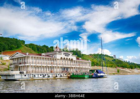 Nizhny Novgorod, Russia - 3 agosto 2024. La città di Nizhny Novgorod sul fiume Volga. Il molo di Rovodanovsky e l'argine del Volga Foto Stock