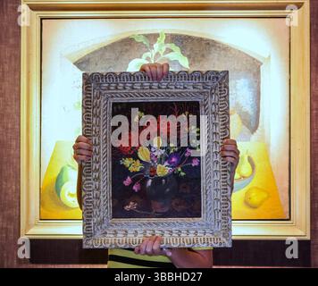 Philip Mould & Co, Gallery, Londra, Regno Unito. 16 maggio 2025. STILL Life with a Red Underwing,1930, Oil on board Una nuova mostra che riunisce un'esuberante selezione di dipinti floreali di Cedric Morris che hanno ispirato e informato il rinvigorimento dello storico giardino Suffolk dell'artista negli ultimi due anni.20 maggio - 18 giugno 2025.Paul Quezada-Neiman/Alamy Live News crediti: Paul Quezada-Neiman/Alamy Live News Foto Stock