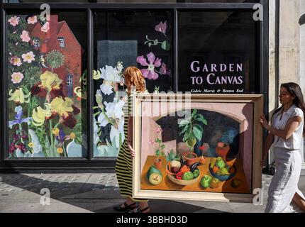 Philip Mould & Co, Gallery, Londra, Regno Unito. 16 maggio 2025. I membri dello staff della Philip Mould and Company si preparano per Una nuova mostra che riunisce una selezione esuberante di dipinti floreali di Cedric Morris che hanno ispirato e informato il rinvigorimento dello storico giardino dell'artista Suffolk negli ultimi due anni.20 maggio - 18 giugno 2025.Paul Quezada-Neiman/Alamy Live News crediti: Paul Quezada-Neiman/Alamy Live News Foto Stock