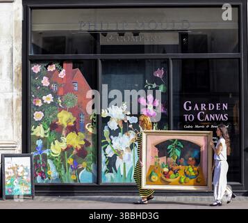 Philip Mould & Co, Gallery, Londra, Regno Unito. 16 maggio 2025. I membri dello staff della Philip Mould and Company si preparano per Una nuova mostra che riunisce una selezione esuberante di dipinti floreali di Cedric Morris che hanno ispirato e informato il rinvigorimento dello storico giardino dell'artista Suffolk negli ultimi due anni.20 maggio - 18 giugno 2025.Paul Quezada-Neiman/Alamy Live News crediti: Paul Quezada-Neiman/Alamy Live News Foto Stock