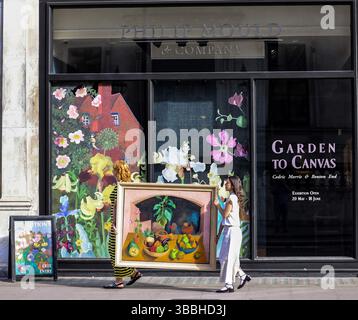Philip Mould & Co, Gallery, Londra, Regno Unito. 16 maggio 2025. I membri dello staff della Philip Mould and Company si preparano per Una nuova mostra che riunisce una selezione esuberante di dipinti floreali di Cedric Morris che hanno ispirato e informato il rinvigorimento dello storico giardino dell'artista Suffolk negli ultimi due anni.20 maggio - 18 giugno 2025.Paul Quezada-Neiman/Alamy Live News crediti: Paul Quezada-Neiman/Alamy Live News Foto Stock