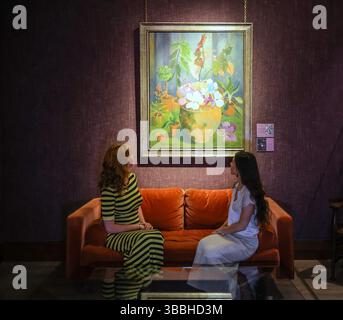 Philip Mould & Co, Gallery, Londra, Regno Unito. 16 maggio 2025. Plants and the Schnake Post,1969, Oil on Canvas Una nuova mostra che riunisce una selezione esuberante di dipinti floreali di Cedric Morris che hanno ispirato e informato il rinvigorimento dello storico giardino Suffolk dell'artista negli ultimi due anni.20 maggio - 18 giugno 2025.Paul Quezada-Neiman/Alamy Live News crediti: Paul Quezada-Neiman/Alamy Live News Foto Stock