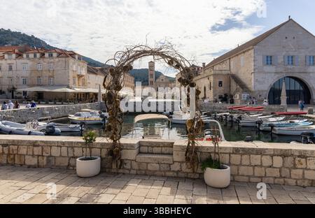 La mattina presto di maggio si affaccia sul porto/porticciolo di Hvar con la città di Hvar e la cattedrale di St Stephens sullo sfondo. Hvar, Croazia, Europa Foto Stock