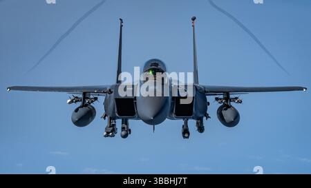 Un F-15E Strike Eagle della U.S. Air Force conduce una pattuglia aerea da combattimento nell'area di responsabilità dell'Air Force Central Command, 7 maggio 2025. L'F-15E è A. Foto Stock