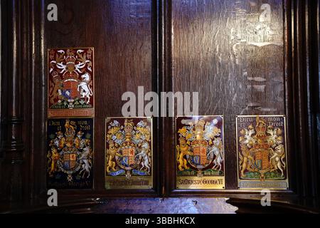 L'ordine del bagno targhe per ex sovrani (fila inferiore, da sinistra a destra) re Giorgio V, re Edoardo VIII, re Giorgio vi e la regina Elisabetta II, insieme alla targa per re Carlo III (in alto) nella cappella di Enrico VII Lady presso l'Abbazia di Westminster in vista del servizio per il giuramento e l'installazione del Gran Maestro e dei Cavalieri di Gran Croce. Data foto: Venerdì 16 maggio 2025. Foto Stock