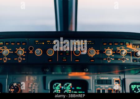 Autopilota e pannello di controllo del volo nella cabina di pilotaggio dell'aeromobile Foto Stock