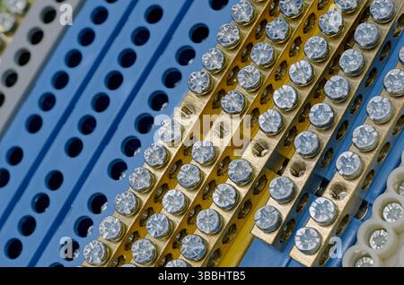 Molti terminali per impianti elettrici, primo piano, sfondo astratto Foto Stock