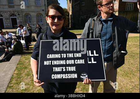 LONDRA, REGNO UNITO. 16 maggio 2025. La preoccupazione cristiana si oppone al disegno di legge sul suicidio assistito deciderà se diventerà legale al di fuori del Parlamento dire no a Londra, Regno Unito. (Foto di 李世惠/SEE li/Picture Capital) credito: Vedi li/Picture Capital/Alamy Live News Foto Stock