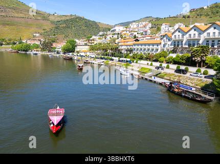 Gite in barca sulla banchina dalla città di Pinhao, dalla valle del fiume Douro, dalla regione vinicola dell'alto Douro, dal Portogallo, dall'Europa Foto Stock