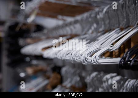 Bella collezione di appendiabiti meticolosamente disposti in un elegante armadio Foto Stock
