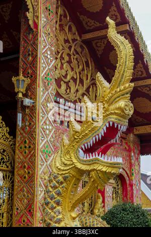 Statue di draghi colorate all'interno e all'esterno del tempio buddista Wat in Thailandia. Tradizionale architettura buddista religiosa tailandese con statue Foto Stock