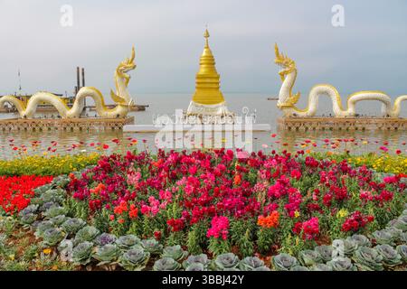 Statue di draghi colorate all'interno e all'esterno del tempio buddista Wat in Thailandia. Tradizionale architettura buddista religiosa tailandese con statue Foto Stock