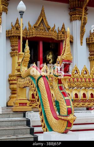 Statue di draghi colorate all'interno e all'esterno del tempio buddista Wat in Thailandia. Tradizionale architettura buddista religiosa tailandese con statue Foto Stock
