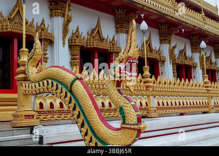 Statue di draghi colorate all'interno e all'esterno del tempio buddista Wat in Thailandia. Tradizionale architettura buddista religiosa tailandese con statue Foto Stock