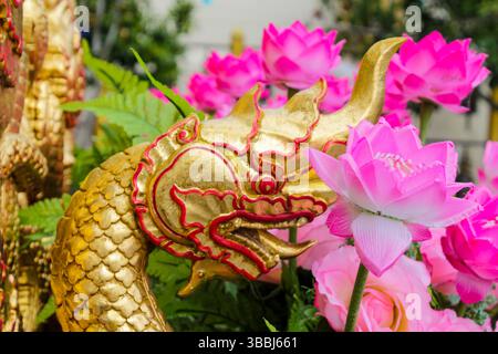 Statue di draghi colorate all'interno e all'esterno del tempio buddista Wat in Thailandia. Tradizionale architettura buddista religiosa tailandese con statue Foto Stock