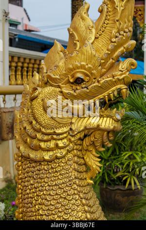 Statue di draghi colorate all'interno e all'esterno del tempio buddista Wat in Thailandia. Tradizionale architettura buddista religiosa tailandese con statue Foto Stock