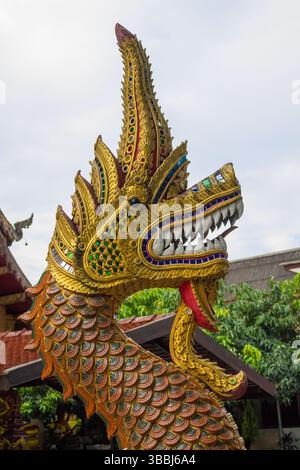 Statue di draghi colorate all'interno e all'esterno del tempio buddista Wat in Thailandia. Tradizionale architettura buddista religiosa tailandese con statue Foto Stock