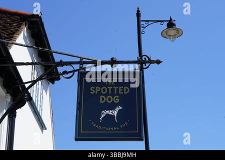 Tradizionale segno da pub del cane maculato con sfondo Blue Sky. Dorking, Regno Unito Foto Stock