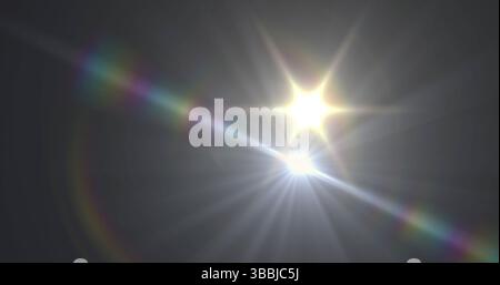 Irradiando artefatti luminosi che creano strisce arcobaleno e aloni circolari sullo sfondo scuro di uno studio Foto Stock