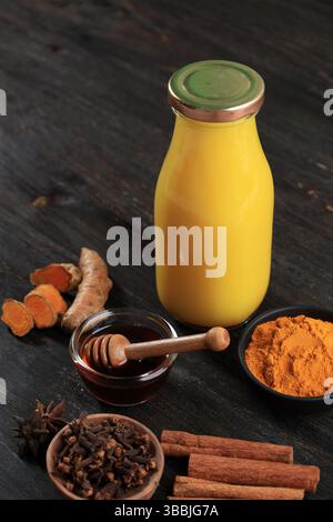 Bevanda di curcuma o Jamu Kunyit Asam, popolare bevanda tradizionale indonesiana per Detox, dieta e miglioramento dell'immunità. Realizzato in Turmeric e Asam Jawa Tam Foto Stock