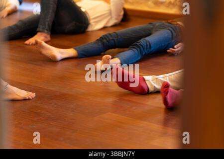 Workshop di sensibilizzazione del corpo di Mar Grimalt, la coma, Festival della Letteratura e del pensiero contemporaneo, Fondazione Mallorca Literaria, Binissalem, Mallorca, Foto Stock