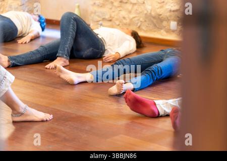 Workshop di sensibilizzazione del corpo di Mar Grimalt, la coma, Festival della Letteratura e del pensiero contemporaneo, Fondazione Mallorca Literaria, Binissalem, Mallorca, Foto Stock