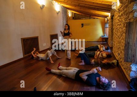 Workshop di sensibilizzazione del corpo di Mar Grimalt, la coma, Festival della Letteratura e del pensiero contemporaneo, Fondazione Mallorca Literaria, Binissalem, Mallorca, Foto Stock