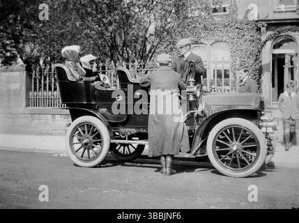 Da un'immagine originale di albume, leggermente più grande di un'istantanea e datata intorno ai primi anni '1900: Due signori in piedi accanto a un'auto con due signore sui sedili posteriori della Rolls-Royce 10 hp del 1905. Da un album vittoriano ed edoardiano che sembra essere stato compilato da una persona senza nome. Foto Stock