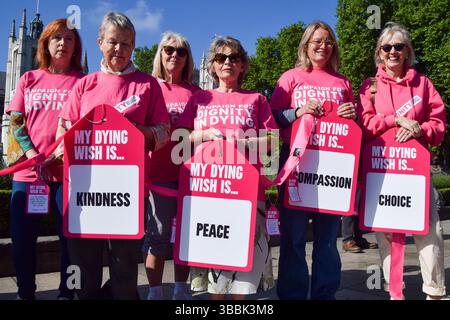 Londra, Regno Unito. 16 maggio 2025. I sostenitori della legge morente assistita tengono dei cartelli durante una manifestazione nella piazza del Parlamento, mentre il dibattito dei deputati al Parlamento cambia il disegno di legge. (Foto di Vuk Valcic/SOPA Images/Sipa USA) credito: SIPA USA/Alamy Live News Foto Stock