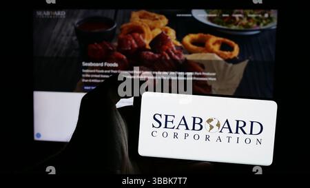 Stoccarda, Germania - 01-07-2024: Persona che detiene un telefono cellulare con il logo della società americana Seaboard Corporation sullo schermo Foto Stock