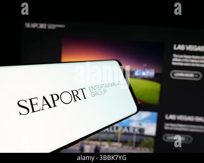 Stoccarda, Germania - 01-07-2024: Cellulare con logo della società americana Seaport Entertainment Group Inc. Sullo schermo davanti al sito web. Foto Stock