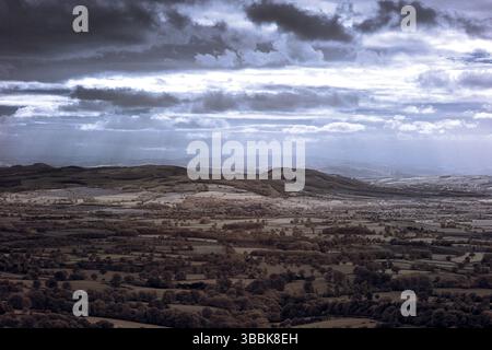 Titterstone Clee Storm Infra Red al tramonto. Preso dal parcheggio che guarda verso Malvern e il paesaggio Black Hills South Shropshire Stormy Foto Stock