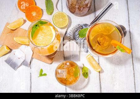 Cocktail alla moda ispirato al tè con miscele verdi, oolong, nere, chai e altre miscele di tè. Tè frizzante soda, bevande estive fredde con sciroppo, limone, lime Foto Stock