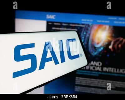 Stoccarda, Germania - 01-07-2024: Smartphone con logo di Science Applications International Corporation (SAIC) sullo schermo davanti al sito Web. Foto Stock